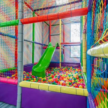 Waterline Kołobrzeg, Baseny I Strefa Rekreacyjna, Osiedle Feniks