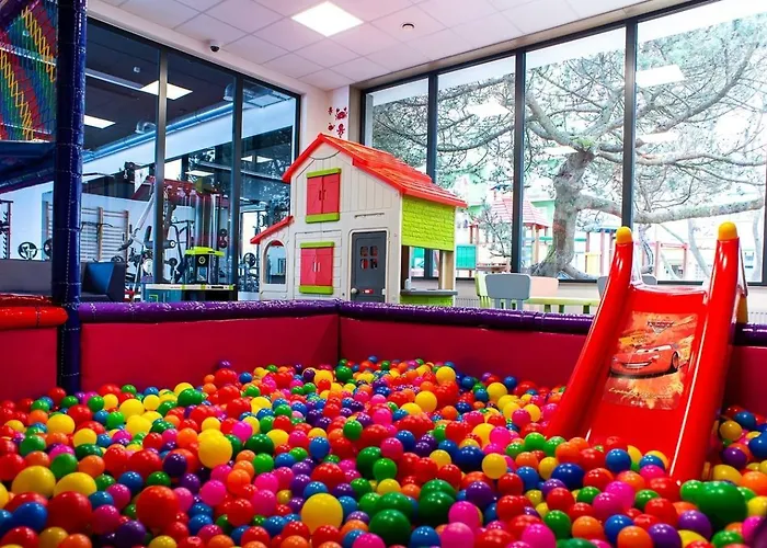 Waterline Kołobrzeg, Baseny I Strefa Rekreacyjna, Osiedle Feniks *