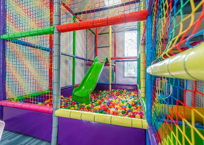 Waterline Kołobrzeg, Baseny I Strefa Rekreacyjna, Osiedle Feniks